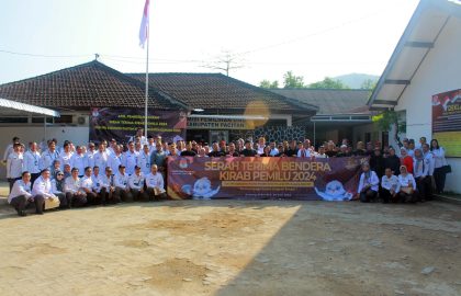 KPU Jawa Timur bersama 38 KPU Kabupaten/Kota lainnya berfoto bersama di halaman KPU Pacitan sebelum berangkat ke KPU Gunungkidul.