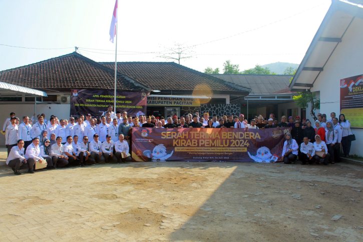 KPU Jawa Timur bersama 38 KPU Kabupaten/Kota lainnya berfoto bersama di halaman KPU Pacitan sebelum berangkat ke KPU Gunungkidul.