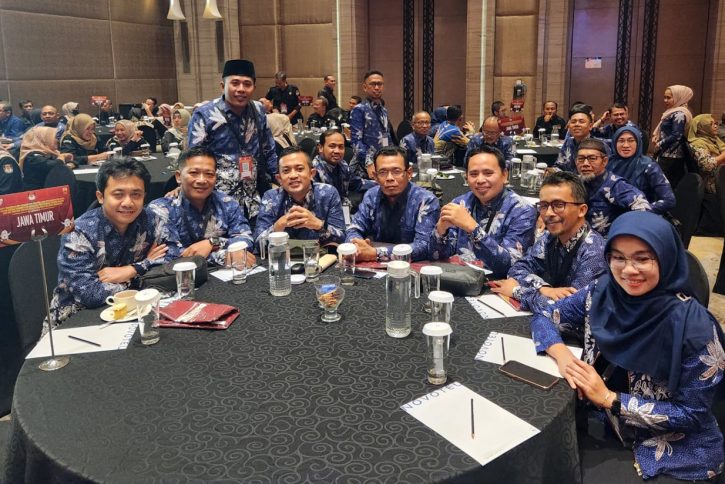 Saya (paling kiri) bersama teman-teman Divisi Hukum dan Pengawasan di Jawa Timur saat rakor di Tangerang.