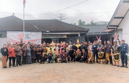 Seluruh peserta upacara Agustusan berpose bersama di halaman kantor KPU Pacitan.