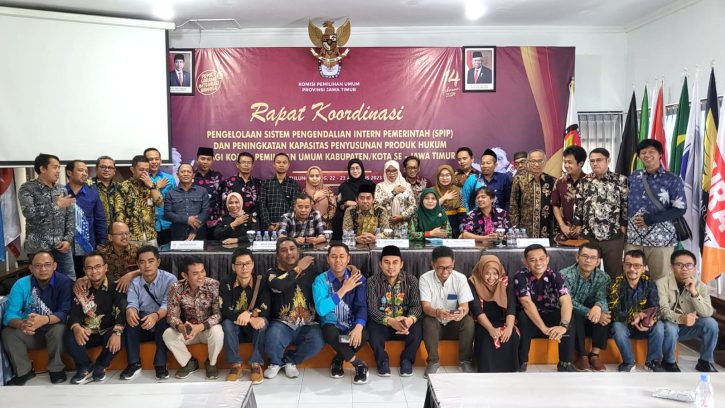 Seluruh jajaran Divisi Hukum dan Pengawasan se-Jawa Timur usai gelaran rakor yang dipusatkan di KPU Tulungagung.