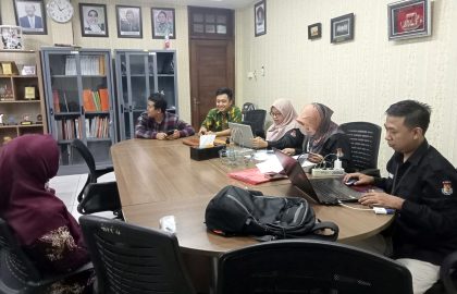 Pembahasan RKB bersama bagian perencanaan KPU Jawa Timur yang dimotori langsung Kabag Rendatin Nurita Paramita (sebelah kanan saya).