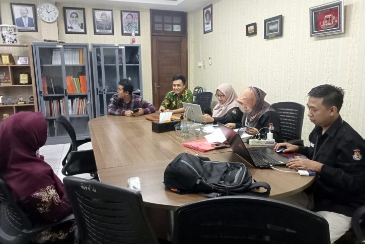 Pembahasan RKB bersama bagian perencanaan KPU Jawa Timur yang dimotori langsung Kabag Rendatin Nurita Paramita (sebelah kanan saya).