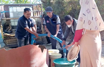 Mendapatkan kesempatan untuk membersamai teman-teman penyelenggara di Kecamatan Arjosari untuk mendistribusikan air bersih, menjadi kesan bagi saya.
