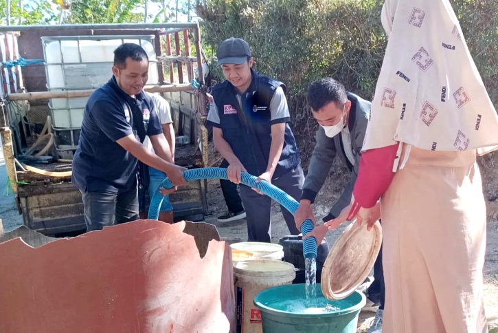 Mendapatkan kesempatan untuk membersamai teman-teman penyelenggara di Kecamatan Arjosari untuk mendistribusikan air bersih, menjadi kesan bagi saya.
