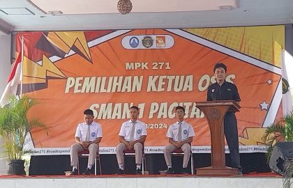 Menyampaikan pengarahan umum di depan almamater SMAN 1 Pacitan, sebelum dilaksanakannya prosesi pemungutan suara Pemilihan Ketua OSIS.