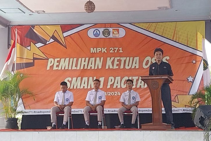 Menyampaikan pengarahan umum di depan almamater SMAN 1 Pacitan, sebelum dilaksanakannya prosesi pemungutan suara Pemilihan Ketua OSIS.