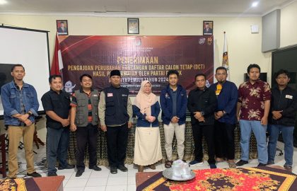 Berfoto bersama jajaran Bawaslu Pacitan usai dipastikan masa pencermatan DCT sudah benar-benar ditutup.