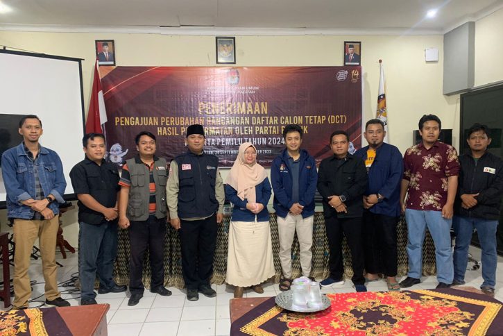 Berfoto bersama jajaran Bawaslu Pacitan usai dipastikan masa pencermatan DCT sudah benar-benar ditutup.