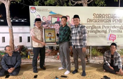 Saya menerima kenang-kenangan dari teman-teman PPK Donorojo yang diserahkan langsung Camat Donorojo Sukarni.