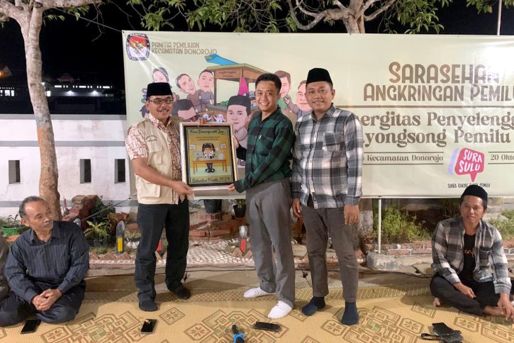 Saya menerima kenang-kenangan dari teman-teman PPK Donorojo yang diserahkan langsung Camat Donorojo Sukarni.