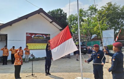 Peringatan hari Sumpah Pemuda dengan upacara bendera di halaman KPU Pacitan.
