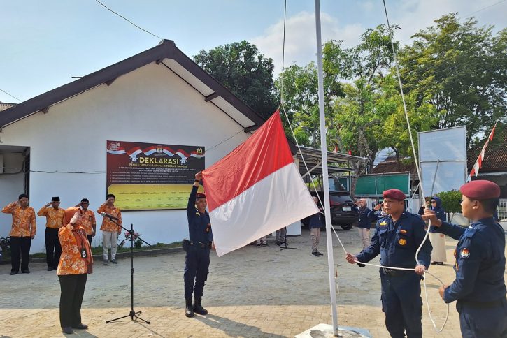 Peringatan hari Sumpah Pemuda dengan upacara bendera di halaman KPU Pacitan.
