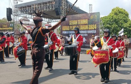 Suasana serah terima Kirab Pemilu Tahun 2024 di pelataran kantor Bupati Wonogiri, Jawa Tengah.