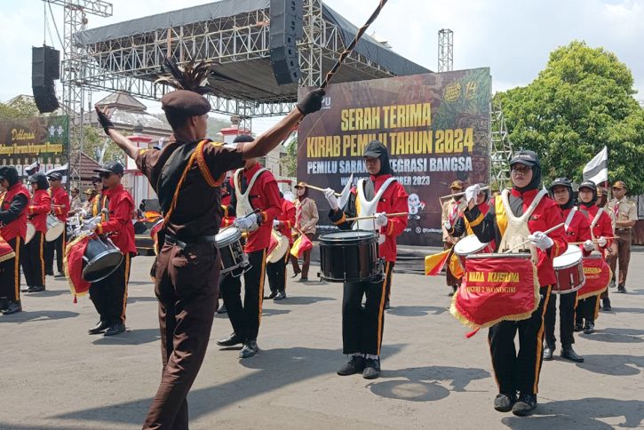 Suasana serah terima Kirab Pemilu Tahun 2024 di pelataran kantor Bupati Wonogiri, Jawa Tengah.