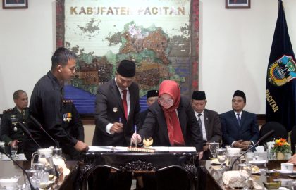Prosesi penandatanganan naskah NPHD oleh bupati Pacitan dan ketua KPU Pacitan.