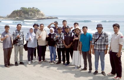 Divisi Perencanaan dan Logistik KPU Jawa Timur Miftahur Rozaq (lima dari kiri) dan sekretaris Nanik Karsini berpose bersama KPU Pacitan dan teman-teman PPK dan PPS dengan latar Pantai Klayar.