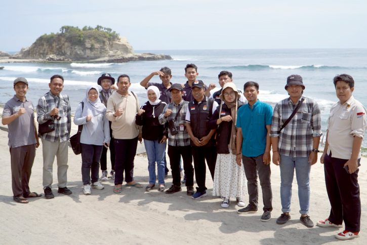 Divisi Perencanaan dan Logistik KPU Jawa Timur Miftahur Rozaq (lima dari kiri) dan sekretaris Nanik Karsini berpose bersama KPU Pacitan dan teman-teman PPK dan PPS dengan latar Pantai Klayar.