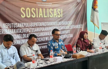 Usai dipastikan larangan pemasangan APK dihapus pasca permintaan revisi dari Sekda, KPU Pacitan maraton melakukan sosialisasi.