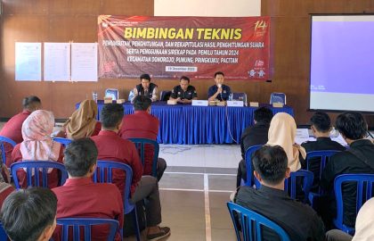 Pelaksanaan Bimtek pemungutan dan penghitungan suara serta penggunaan Sirekap di Balai Desa Punung yang melibatkan PPK dari dapil Pacitan 1 dan Pacitan 2.