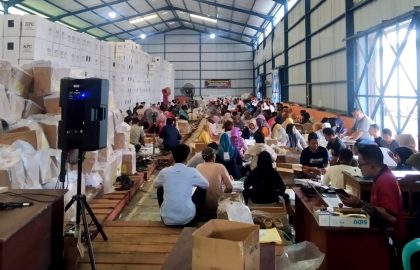 Proses penyortiran dan pelipatan surat suara yang melibatkan ratusan masyarakat, dilakukan secara maraton di gudang KPU Pacitan yang berada di gudang Perum Bulog.