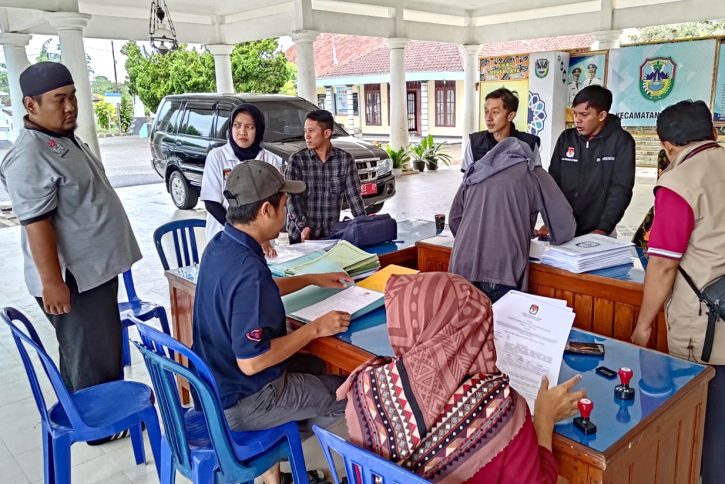 Bersama tim KPU Pacitan, saya turun langsung ke wilayah untuk mengasistensi produk hukum yang disusun oleh teman-teman adhoc PPK dan PPS.