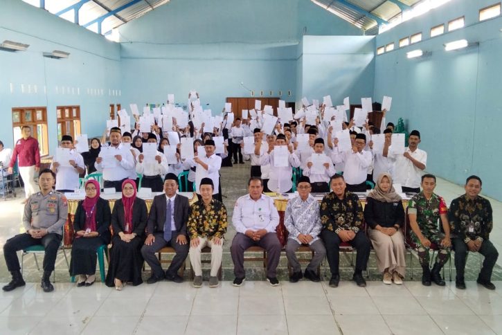 Teman-teman KPPS di Kecamatan Donorojo memamerkan dokumen Petikan Keputusan mengenai pengangkatannya sebagai anggota KPPS, sesaat usai dilantik. Proses ini sekaligus ikhtiar untuk pengajuan pencatatan rekor dari Leprid.