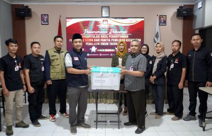 Saya menerima secara resmi satu boks kontainer yang berisi D.Hasil tingkat Kecamatan Tulakan hasil rekapitulasi.