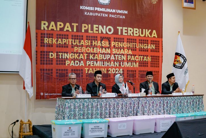 Momen rapat pleno terbuka rekapitulasi hasil penghitungan perolehan suara Pemilu Tahun 2024 tingkat kabupaten Pacitan.
