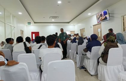 Suasana antrean tes kesehatan di RS Tk III Brawijaya TNI AD Surabaya.